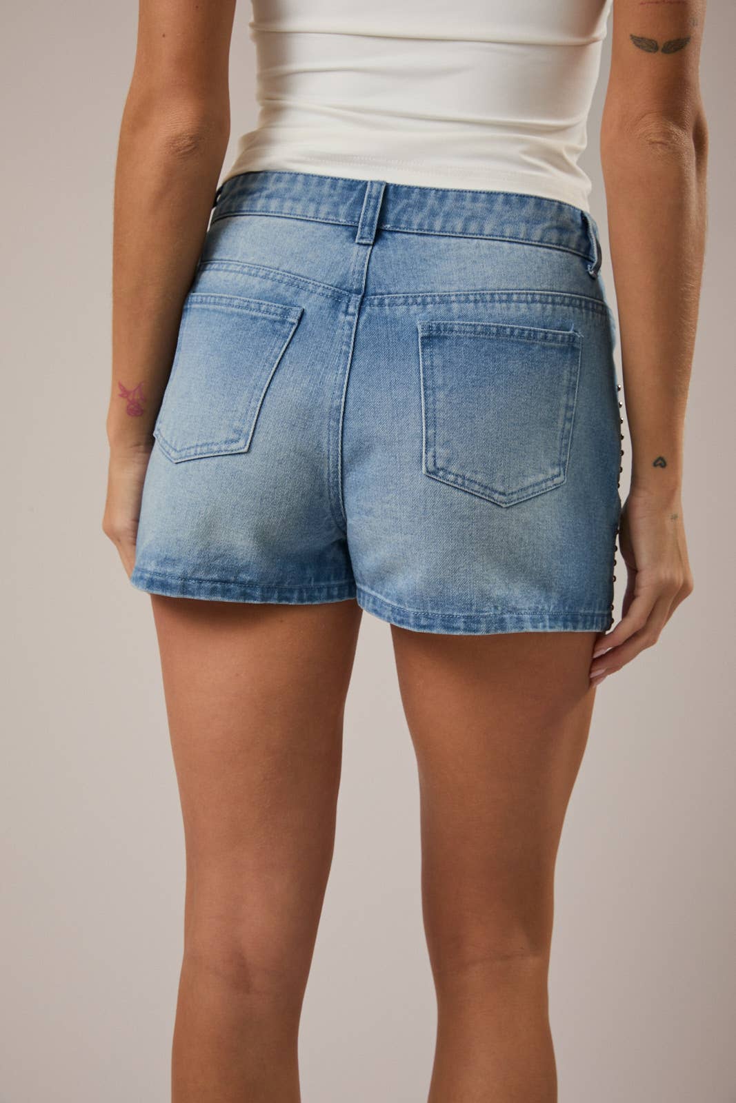 LOW RISE DENIM SKORT: DENIM / XS