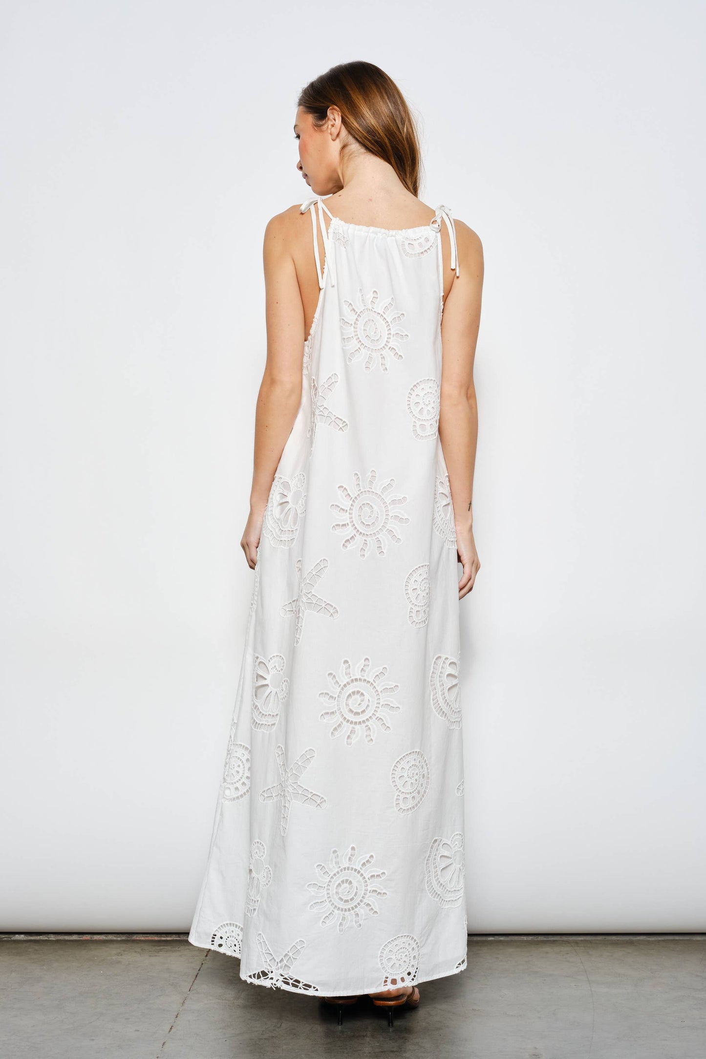 DARIAH EYELET MAXI DRESS: Off-White / S